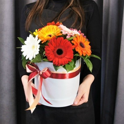 Букет цветов "Шляпная коробка Герберка "